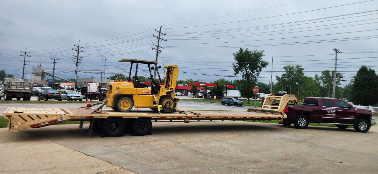Forklift being loaded onto a hotshot trailer