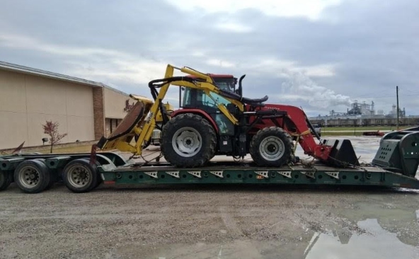 Transporting a 2020 Mahindra 8100 tractor oversize load on a RGN trailer.