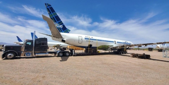 Transporting a JetBlue Embraer E190 aircraft on a extendable RGN lowboy trailer.