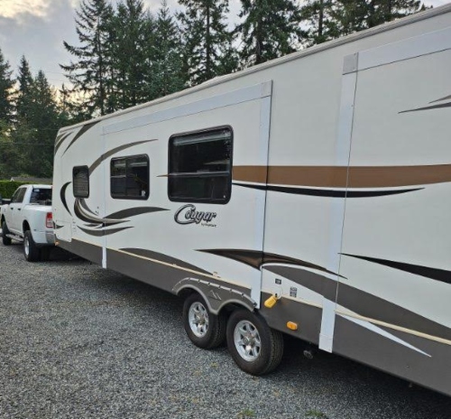 Shipping a Keystone Cougar travel trailer using a ball and hitch attached to the pickup truck.