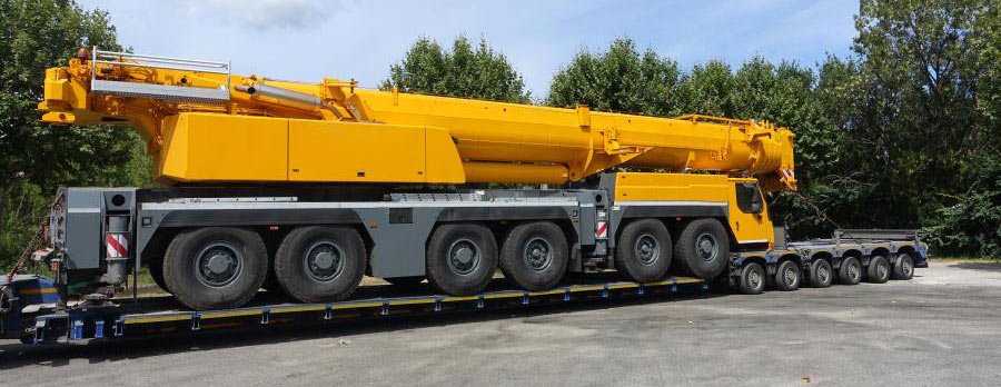  Telescopic Cranes Hauling