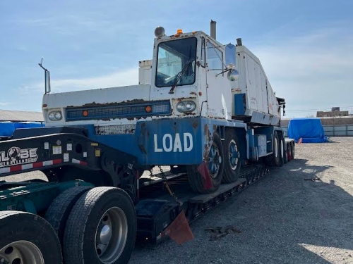 Truck-mounted crane on a drop-side rail RGN